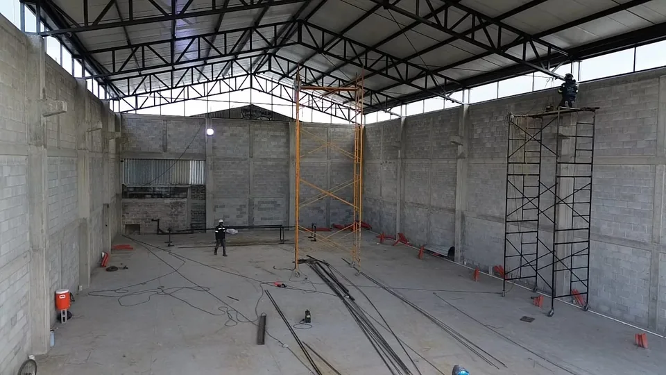 Estructura de techo metálico en proceso de instalación, nave industrial en curso de CODISA