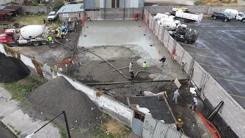 Colado de losa en proceso, nave industrial en curso de CODISA