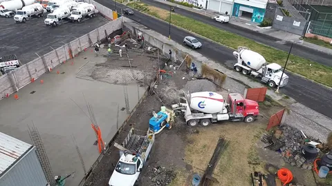 Vista aérea del colado de losa, nave industrial en curso de CODISA