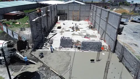 Levantamiento de muros de block, nave industrial en curso de CODISA